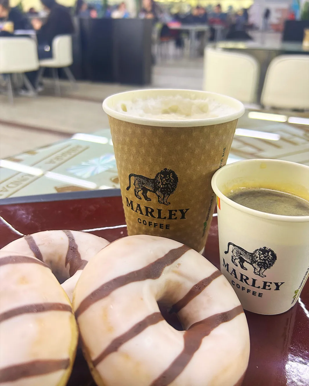 Café y donuts servidos en una cafetería Stop Café
