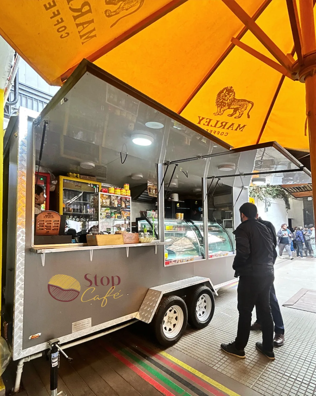 Atención en el punto móvil Stop Café del Campus República de la Universidad Andrés Bello