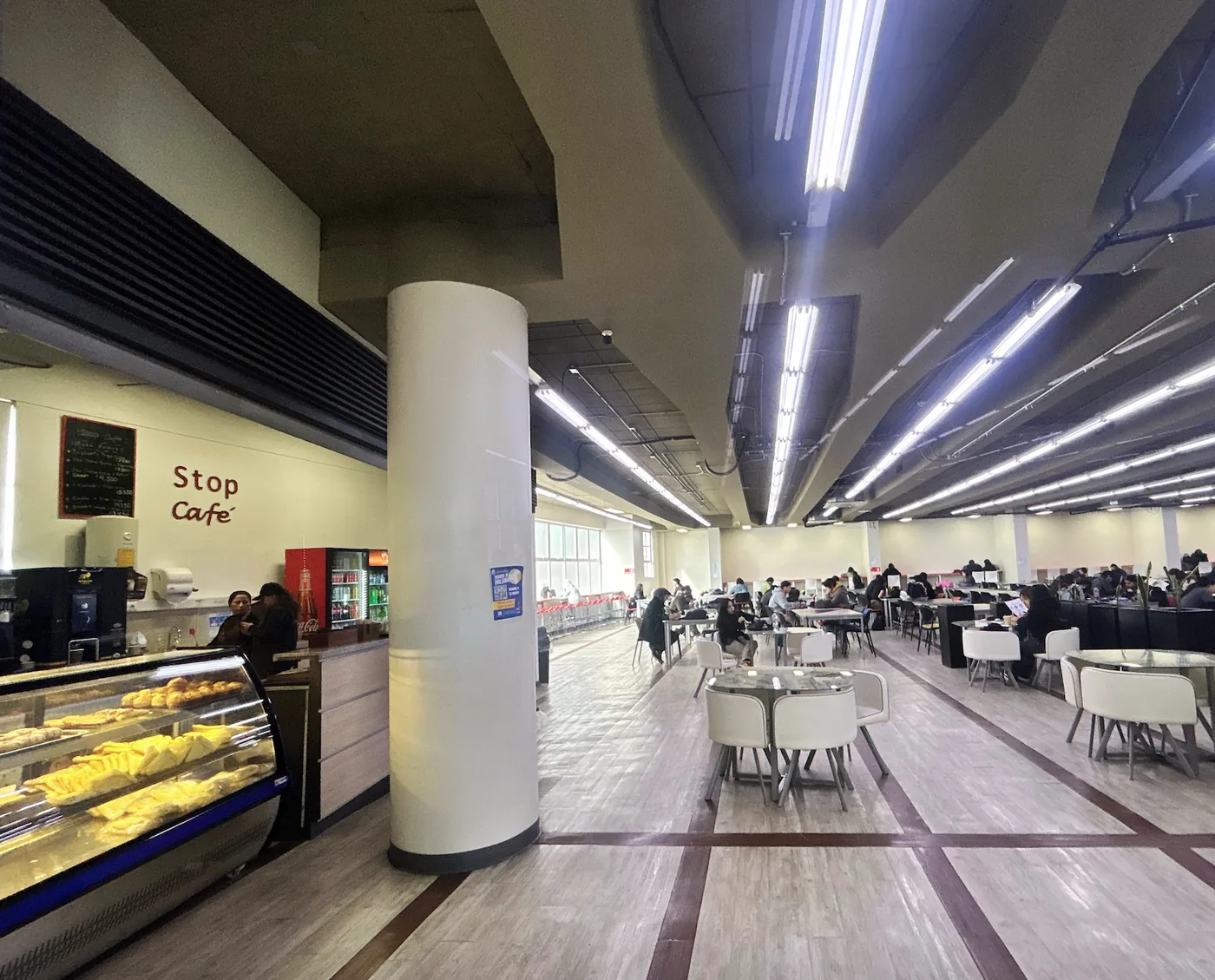 Cafetería Stop Café en el hall del Edificio Biblioteca de la Universidad Andrés Bello, Sazié 2212