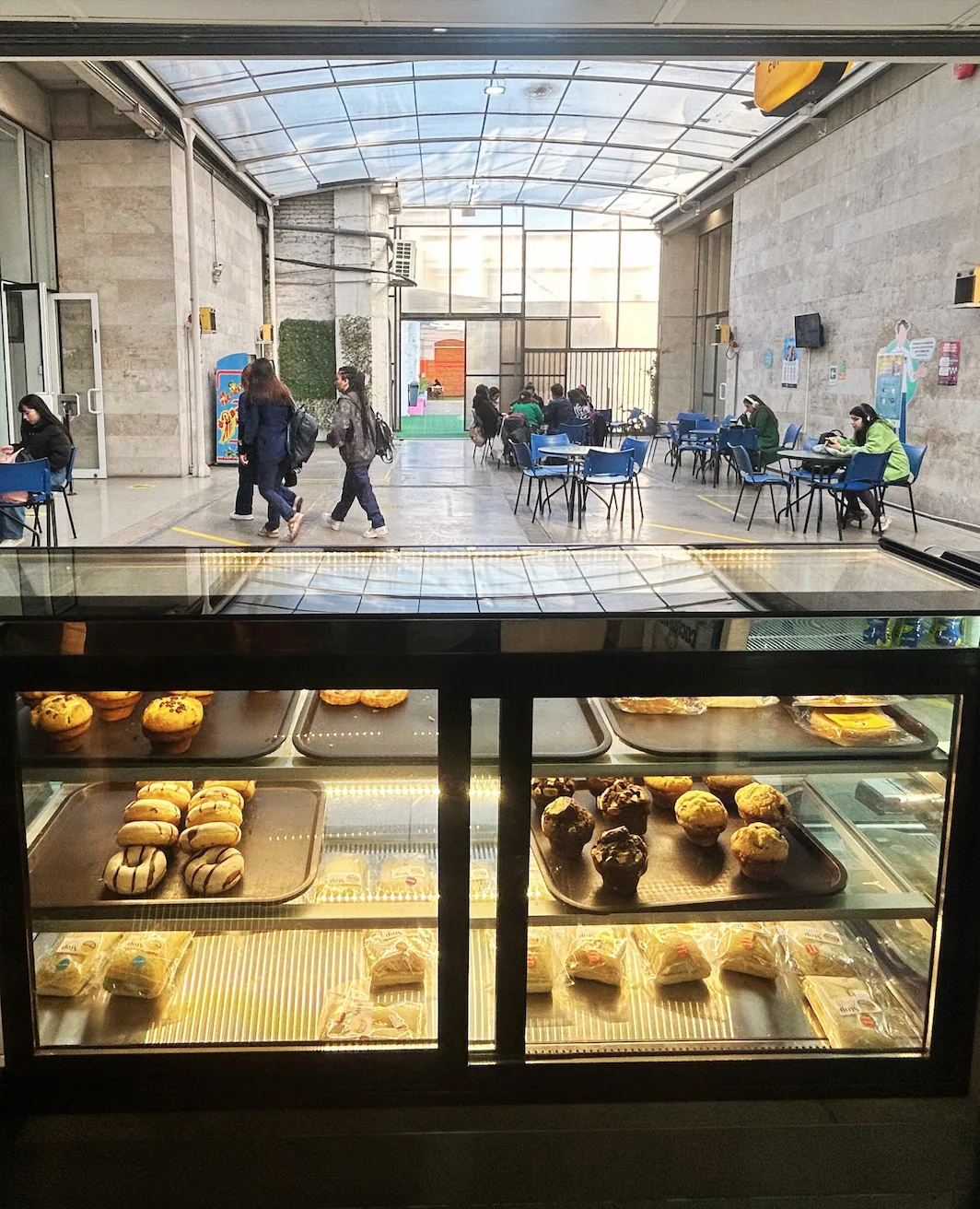 Vitrina Stop Café y espacio de encuentro en el Edificio Biblioteca de la Universidad Andrés Bello