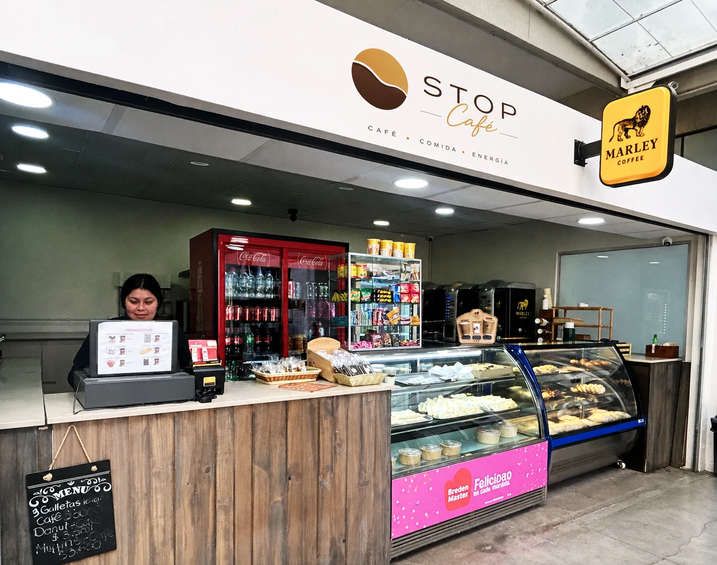 Equipo Stop Café atendiendo la cafetería de INACAP Santiago Centro