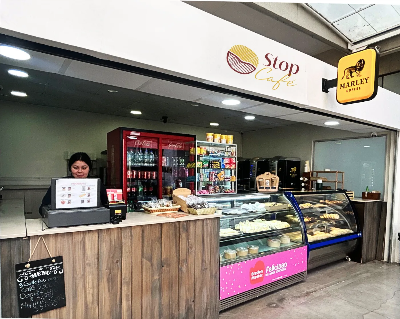 Equipo de Stop Café atendiendo la cafetería de INACAP Santiago Centro