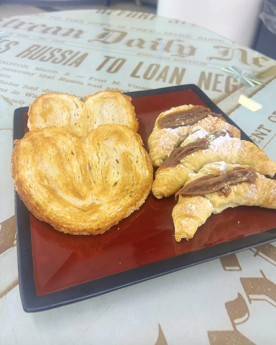 Productos de panadería y pastelería en vitrina