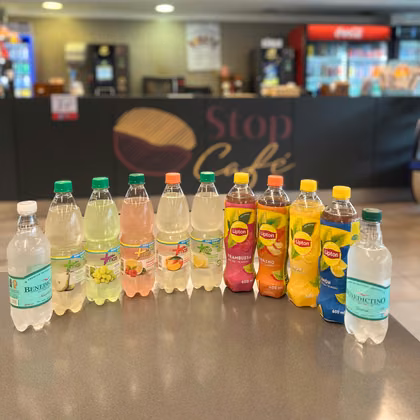 Bebidas y aguas saborizadas en botella.