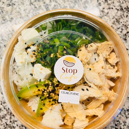 Bowl de pollo con palta y cebollín, sellado con el sello de Stop Café.