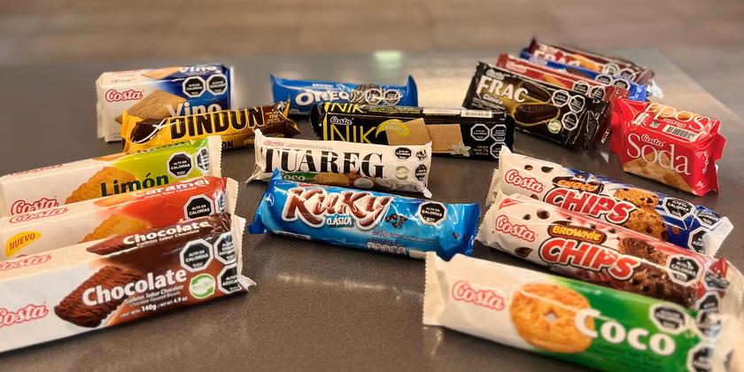 Chocolates, alfajores y galletas bañadas.