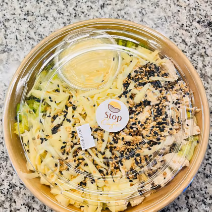 Ensalada de repollo con sésamo, sellada y lista para llevar.