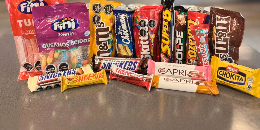 Chocolates, gomitas y golosinas surtidas.