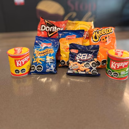 Snacks salados: papas fritas, ramitas y bolsas de maíz.