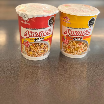 Sopas instantáneas de carne y pollo, listas para servir.